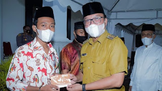 Para Imam dan Pegawai Sarah Terima  Insentif dari Bupati Morut