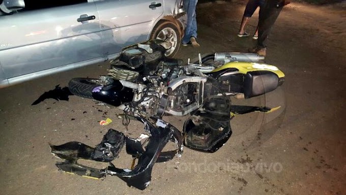 Motociclista fica seriamente ferido após acidente com dois carros