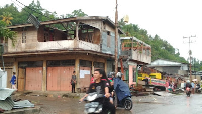 Puluhan Rumah Warga Desa Mo'awo Porak- Poranda  di Terjang  Angin Puting Beliung 