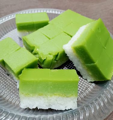 Hidangan Nasi Jagung Dan Kuih Seri Muka Pandan Yang Lazat