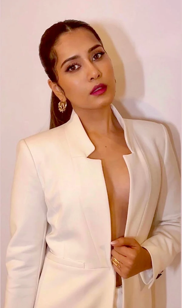 Raashi Khanna braless hot south indian actress