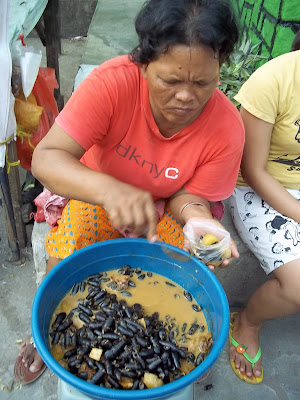 KAMPUNG Aur memang kawasan yang unik dan penuh dengan keanekaragaman jajanannya. Bagi yang pernah pernah tinggal di Kampung Aur, siapa yang tidak tahu dan merasakan sedapnya makanan yang satu ini, yakni Ciput.