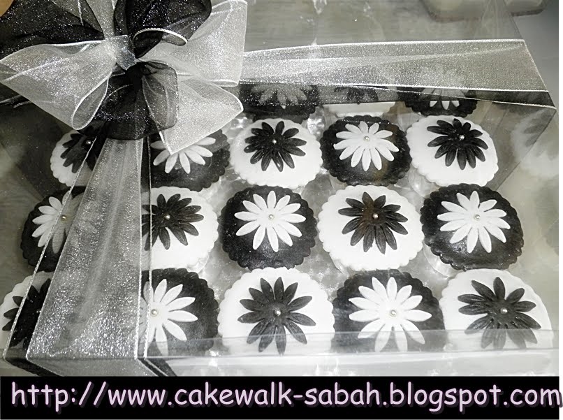 Black White Cupcakes Cake for wedding and engagement