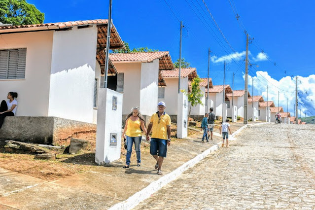 João Azevêdo entrega 100 casas em Belém e é homenageado por compromisso com programa de habitação