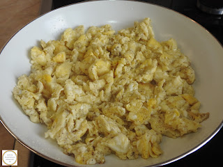 Reteta jumari din oua cu branza prajite rapid la tigaie retete omleta scrob mancare de casa pentru mic dejun,