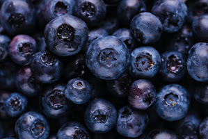 Close up shot of a pile of blueberries