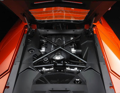 lamborghini-aventador-lp700-4-engine