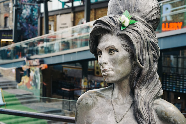 ステーブルズ・マーケット（Stables Market）｜エイミー・ワインハウスの像（Amy Winehouse Statue）