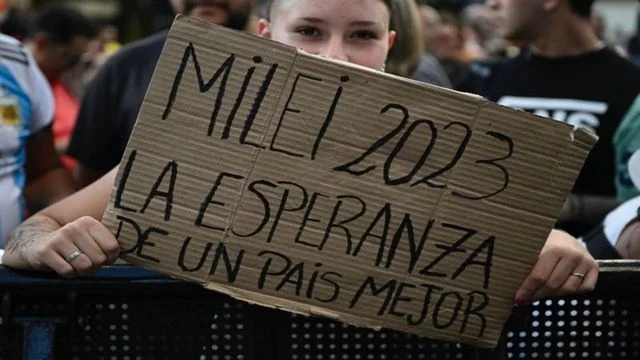 Javier Milei derrota a Massa por un amplio margen, es presidente y da un vuelco a la política en Argentina