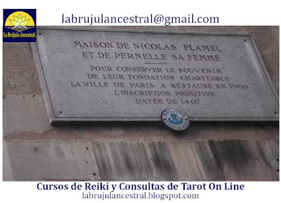 Placa conmemorativa de la casa de Nicolás y Pernelle Flamel en París