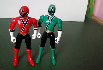 Figura de ação articulada na cabeça e braços do Power Ranger vermelho e verde - 11 cm  - Bandai  R$ 15,00 cada