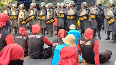 Ricuh, Demo Buruh Soal UMP DKI Jakarta 2024 Dibubarkan Polisi