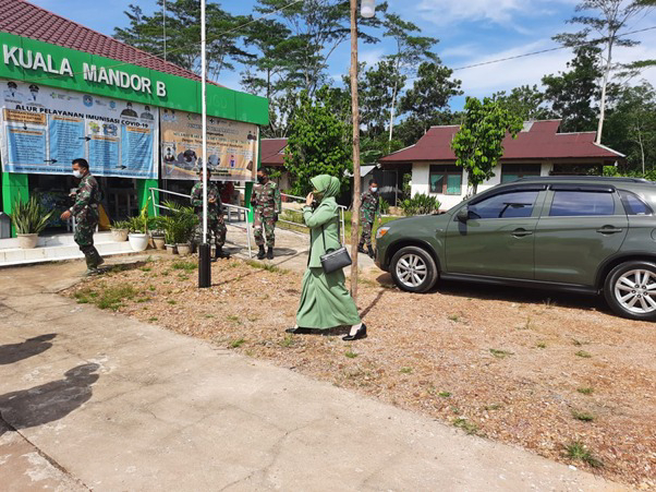 Ketua Persit KCK Cabang LI Kodim 1207/Pontianak Kunjungi Puskesmas Kuala Mandor B di Lokasi TMMD Ke-111