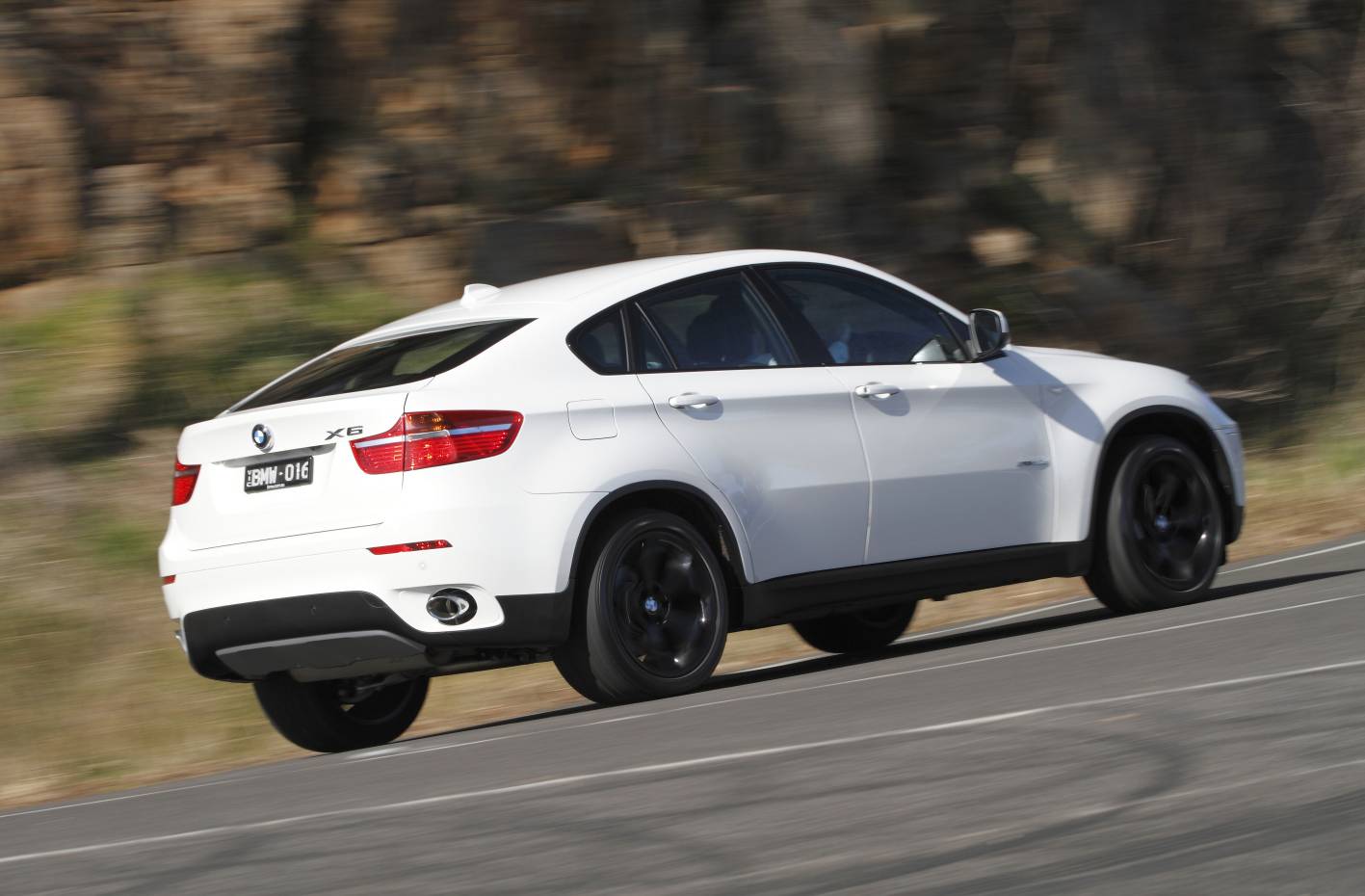 BMW X6 xDrive30d side view in white color car images