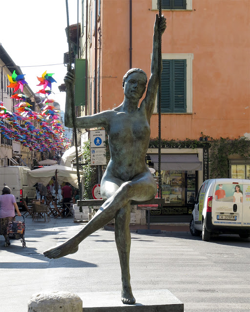 Ragazza sull'altalena (Girl on a Swing) by Daphne Du Barry, Piazza dello Statuto, Pietrasanta