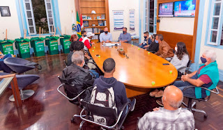 Prefeito Vinicius Claussen com os garis comunitários dos bairros Caleme, Vale da Prata e Pimentel, na cidade, Brejal/Parque Boa União e Lúcios, no interior