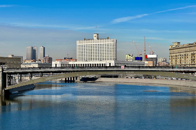 вид с Бородинский моста, Москва-река, Смоленский метромост, Дом Правительства РФ