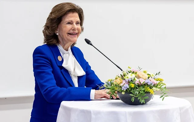 Queen Silvia wore a royal blue tweed jacket and skirt suit by Chanel, and white silk blouse. Silviahemmet Foundation