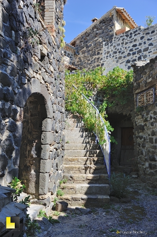 montée d'escalier d'une maison de village de mirabel photo blachier pascal