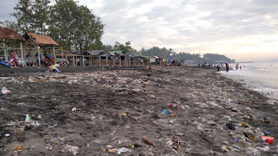 Sampah di Pantai Labuan Haji Masih Berserakan