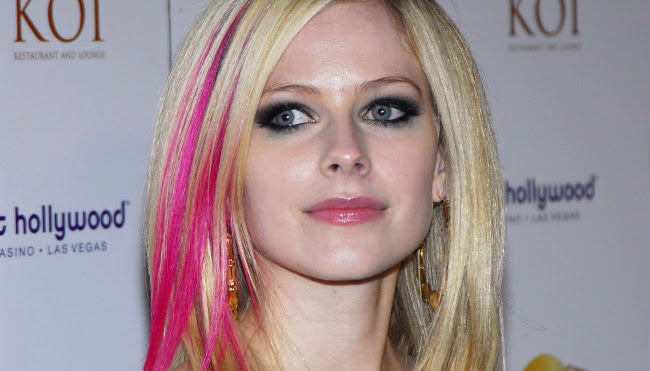 Avril Lavigne, Pionera del cabello rosa según Hello Magazine