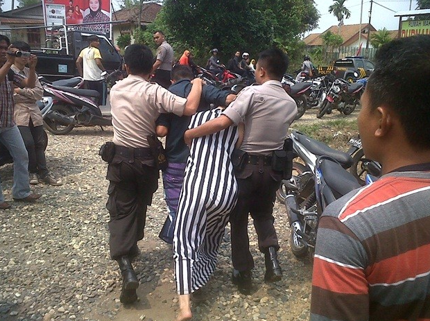 Bantu Sebarkan!!! seorang Ibu m3sum Dengan Anak Kandung Tertangkap Warga Di Aceh Timur Dan Dibawa Ke Wilayatul Hisbah ( Polisi Syariat)