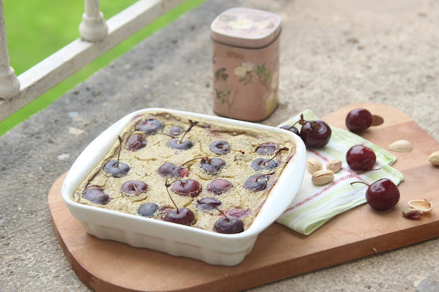 Cuillère et saladier : Clafoutis de cerises à la pistache (vegan)