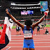 La dominicana Marileidy celebró su plata en 400 m. con Biblia y bandera en alto.