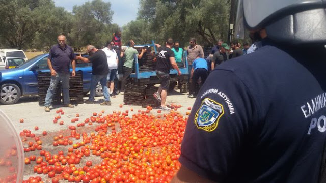 «Θερμή» υποδοχή με ντομάτες στον Γιάννη Τσιρώνη στο Τυμπάκι της Κρήτης! (ΦΩΤΟ)