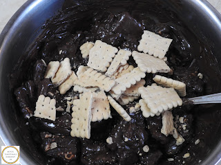 Retete culinare compozitie salam de biscuiti preparare reteta de casa cu ciocolata miere nuci rom vanilie si migdale deserturi prajituri si dulciuri,