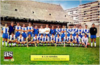 R. C. D. ESPAÑOL DE BARCELONA - Barcelona, España - Temporada 1972-73 - Solsona, Borja, Roberto Martinez, Albert, Marfil, Guijarro (masajista), Mauri (2º entrenador), Santamaría (entrenador), Fernández (masajista), Juan Maria, Romero, Ochoa, Amiano, Granero, Ramos, Samper; De Felipe, Rivero, Bertomeu, Flores, Lamata, Poli, Glaria, Pepín, José Maria, De Diego, Carbonell y Madir - Con José Emilio Santamaría de entrenador, el Español se clasificó 3º en la Liga de 1ª División