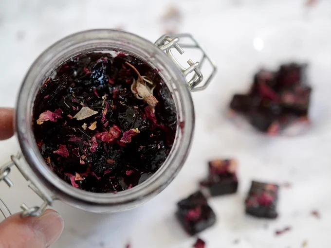 Mermelada de vino tinto con pétalos de rosa