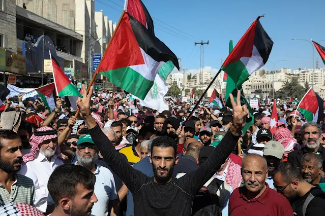 أردنيون يتجمعون خلال مسيرة مؤيدة للفلسطينيين للتعبير عن التضامن مع الفلسطينيين في غزة، في عمان، الأردن.