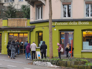 Menschen warten vor Weihnachten in einer Reihe, um in der Fabbrica del Panettone von Bäcker Pietro Cappelli in St. Gallen das Mailänder Hefegebäck zu kaufen.