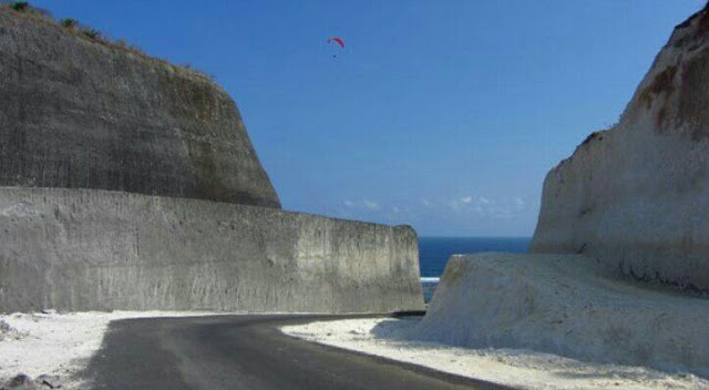 Jalan menuju wisata pantai pandawa bali