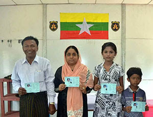 নো-ম্যান্সল্যান্ডের একটি পরিবার ফিরিয়ে নিয়ে মিয়ানমারের প্রচারণা