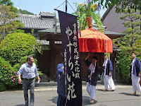 氏子地域の社家の建ち並ぶ沿道を踊りながら練り歩いた。