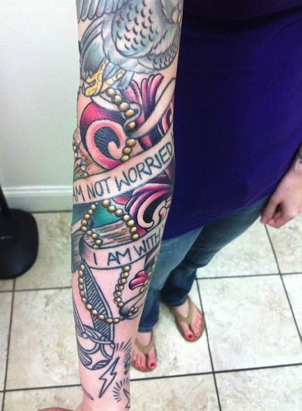 tatuagem_manga_com_palavras_sobre_ele
