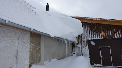 Schneewechte auf dem Hausdach