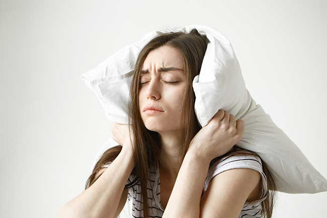 pretty-girl-having-sleeping-issue-sitting-with-pillow-her-head