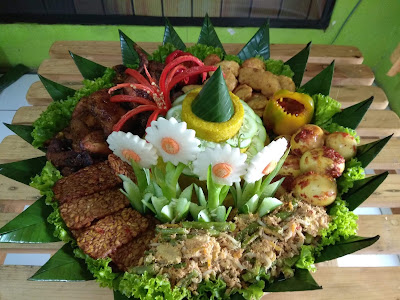 nasi tumpeng