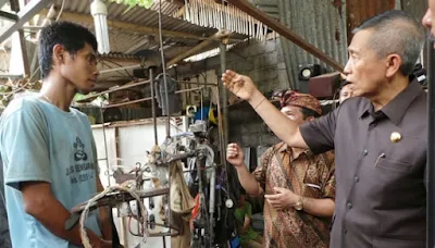 Gubernur Bali, Made Mangku Pastika (kanan) menemui I Wayan Sumardana alias Tawan yang mendapat julukan baru dari para netizen 'The Real Iron Man' di Karangasem, Bali, 22 Januari 2016.