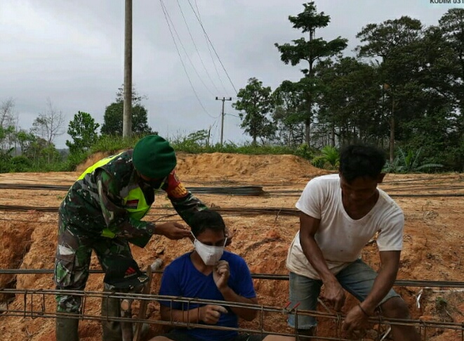 Lakukan Komsos Bersama Warga Pekerja Bangunan, Babinsa Desa Selemam Himbau Warga Terapkan Protokol Kesehatan