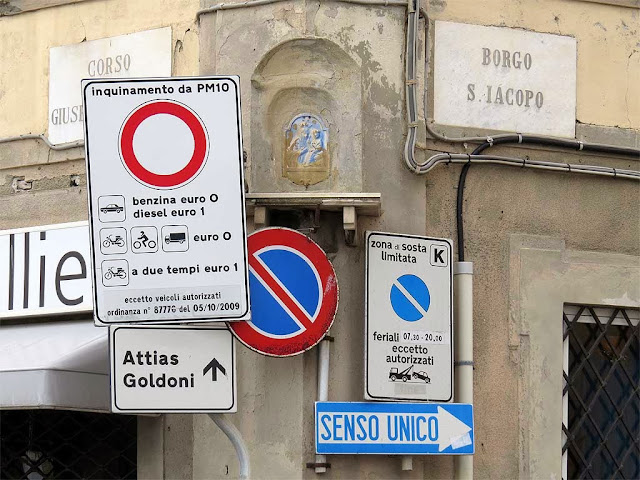 Too many signs, corso Mazzini, borgo San Jacopo, Livorno