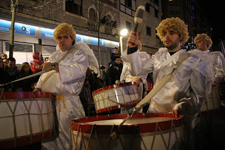 Miles de personas llenan las calles de Barakaldo al paso de la cabalgata de Reyes