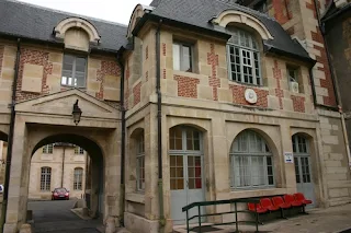 Este basalto de mármore de Paul Ravaut pode ser visto na parede externa de um edifício antigo do Hospital Saint-Louis, em Paris, apenas entrou no portão histórico do hospital, na extrema esquerda.