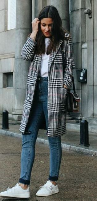 how to wear a plaid coat : skinny jeas + sneakers + bag + white tee