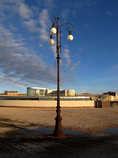 Rusty lamp post, Livorno