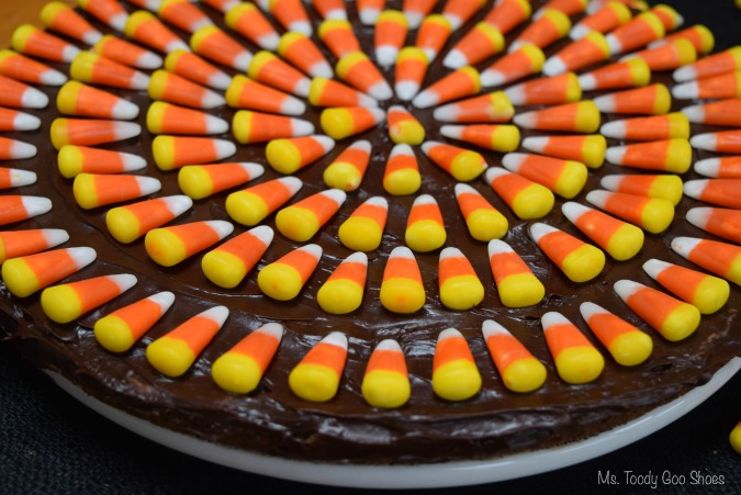 CANDY CORN COOKIE CAKE- Just 3 ingredients to make this eye-catching Halloween treat!  #CandyCorn #CookieCake #Halloween