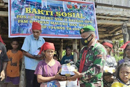 TNI Bagi Sembako Kepada Masyarakat Pos Binaaa di Maluku Tengah